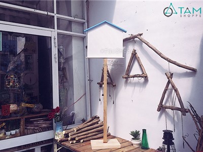 Nhà gỗ làm bảng dán giấy thông báo trường mầm non