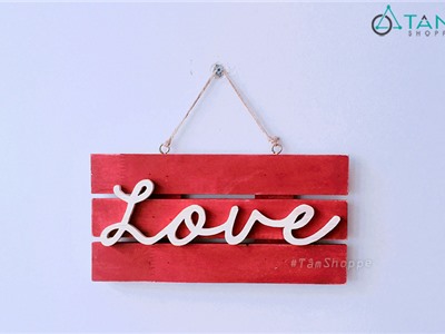 Bảng treo cửa chữ Love nền đỏ