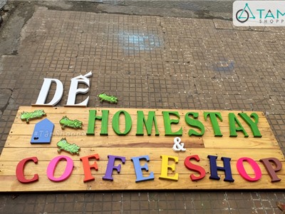 Bảng hiệu chữ gỗ Dế Homestay Đà Lạt