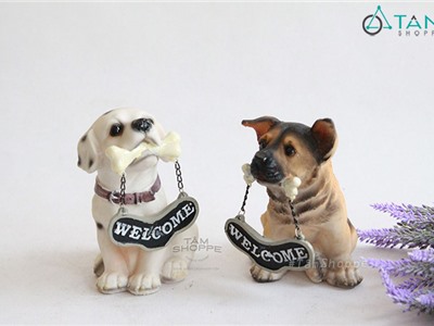 Cún xinh ngậm bảng WELCOME nhí