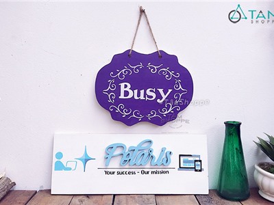 Bảng gỗ treo cửa BUSY