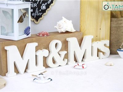 Chữ gỗ MR MRS sơn trắng để bàn gallery trang trí cưới cao 8cm TTC-09