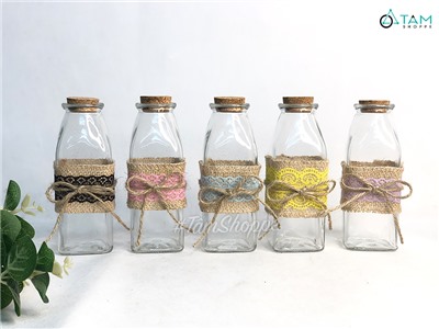 Chai thủy tinh bố ren trụ vuông cao 16cm [5 màu chọn - Kèm nút] CHAILO-HM-05