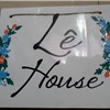Bảng treo cửa Lê House 