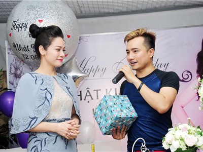 Ca sĩ Nhật Kim Anh được Fan bí mật tổ chức sinh nhật tại Tâm Coffee