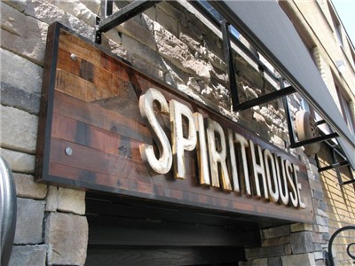 Cùng Tâm Shoppe tìm hiểu lý do nên làm bảng hiệu bằng gỗ?