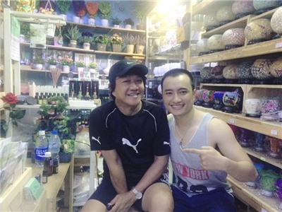 Ca sĩ Nguyên Lộc ghé Tâm Shoppe mua sắm tối qua