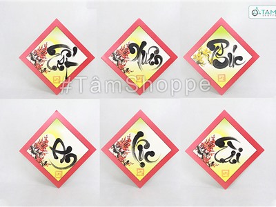 Chữ thư pháp viết tay trên giấy viền đỏ in mai đào cạnh 25cm 