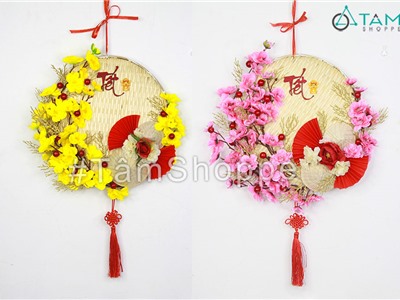 Vòng treo cửa Tết mai đào vuơn lên 2 nón lá 2 quạt đỏ ĐK40cm T-VTC-33