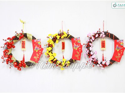 Vòng treo cửa Tết ruy băng xoáy nửa vòng hoa 2 lì xì ĐK35-40cm VTC-T-39