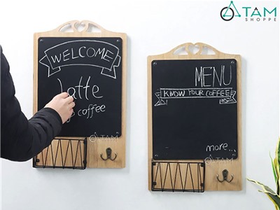 Bảng đen menu treo tường có giỏ sắt 30x47cm [Cứng cáp - có móc treo đồ] BANGDEN-08