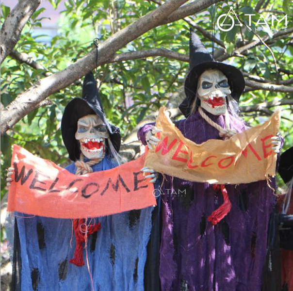 Bảng welcome treo cửa đơn giản làm điểm nhấn thú vị cho những vị khách...